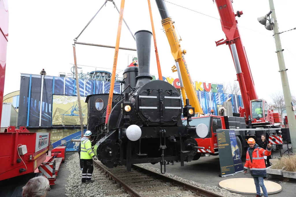 gőzmozdonyt emelnek be a Fővárosi Nagycirkusz elé