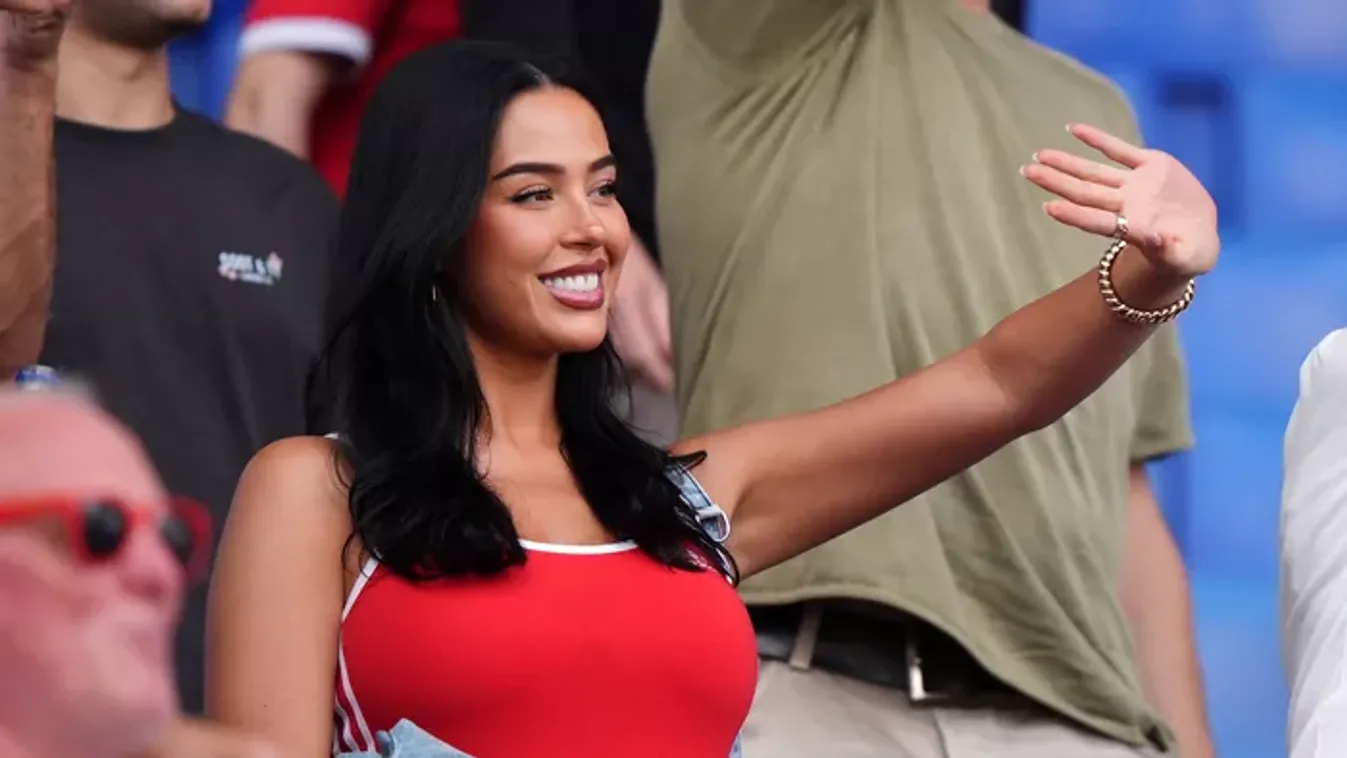 Ledobta a textilt, megmutatta hatalmas melleit a Real Madrid sztárjának szerelme