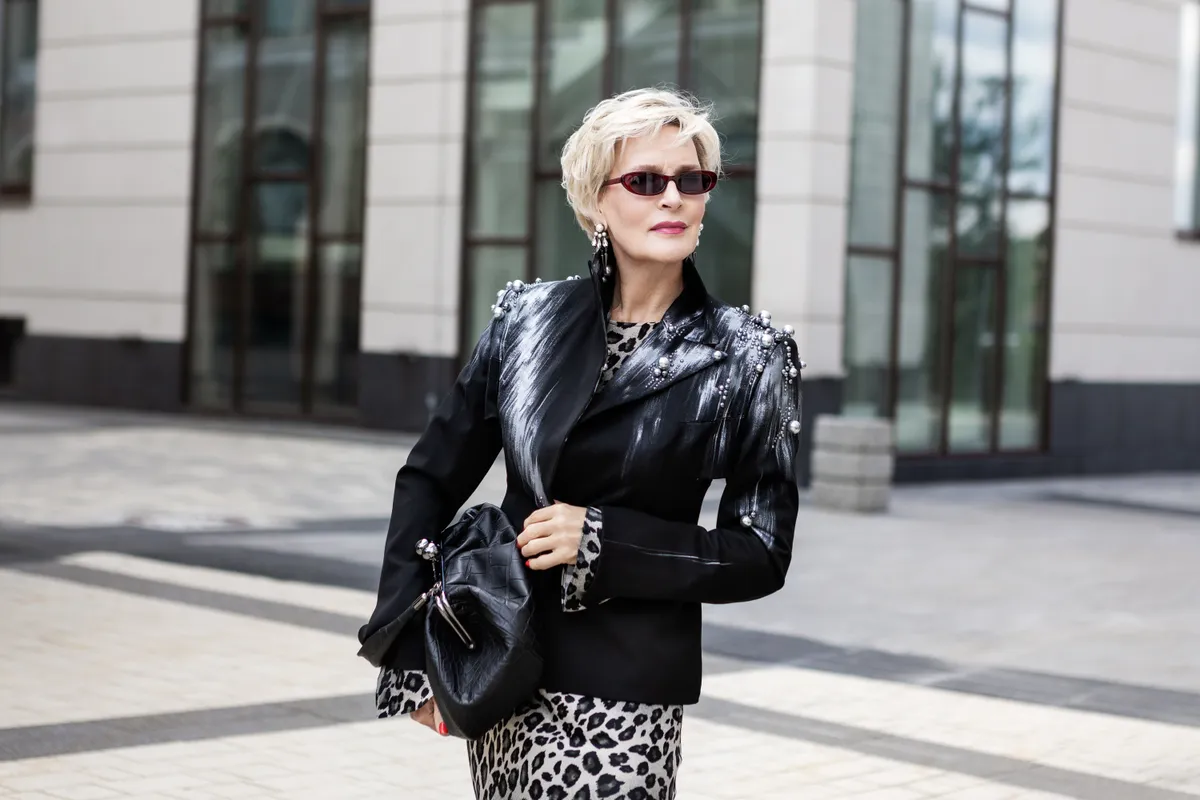 Divatos, ékszereket hordó középkorú nő.