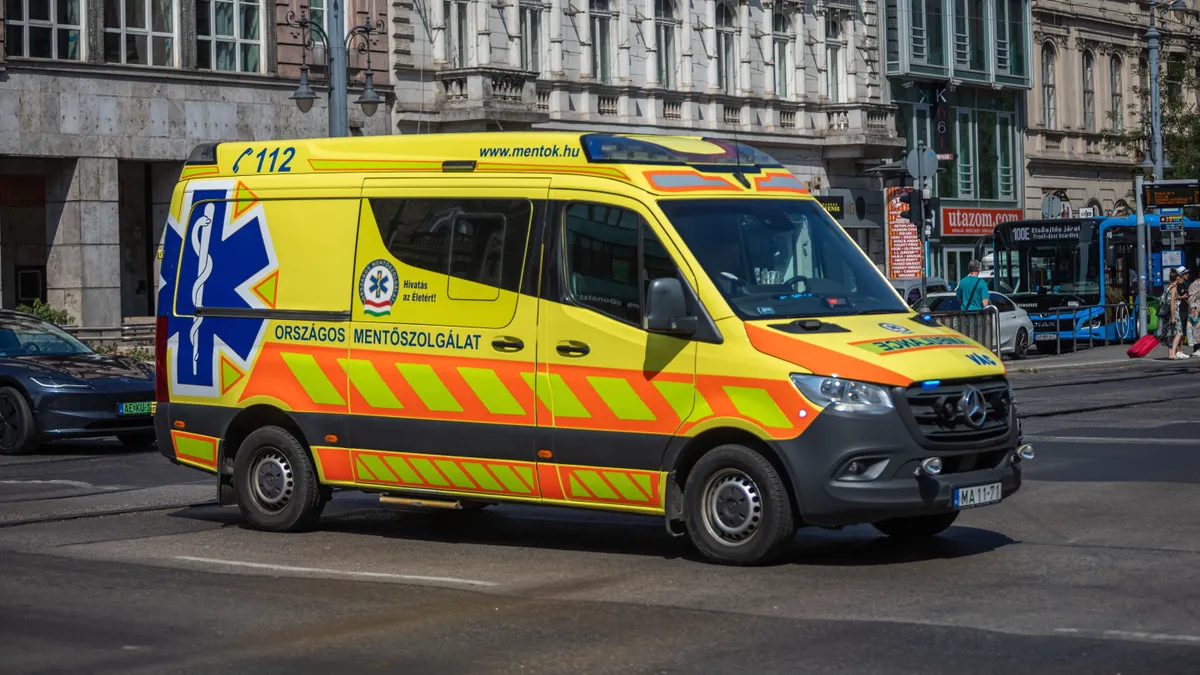 Életmentéshez siettek a mentők a Határ úti metróállomáshoz