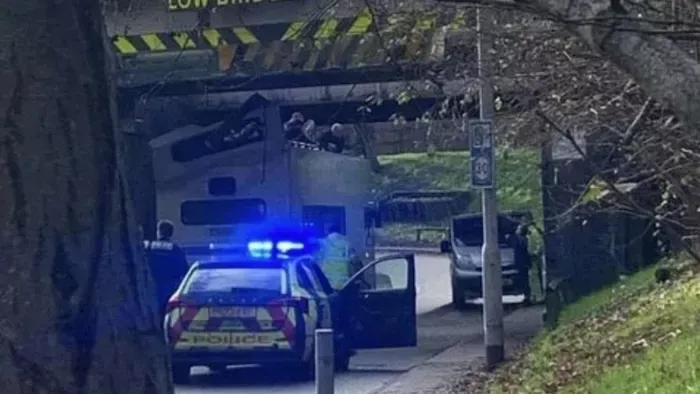 Hídnak ment az iskolabusz: gyermekek sérültek meg