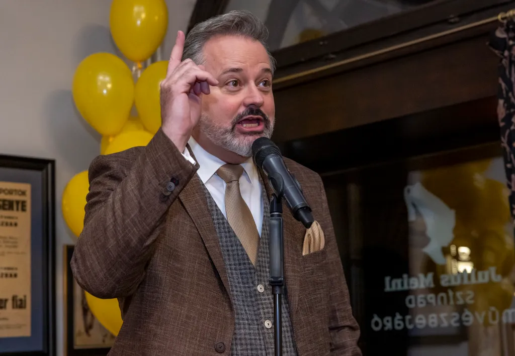 Bank Tamás, a Játékszín igazgatója üszkén mutatta be a darab szereplőit.