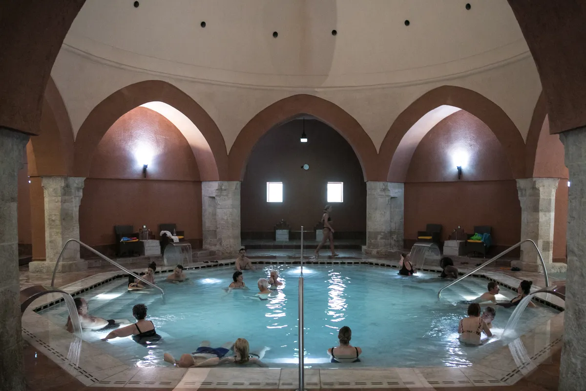 A Veli Bej törökfürdő belülről, fürdőzőkkel.