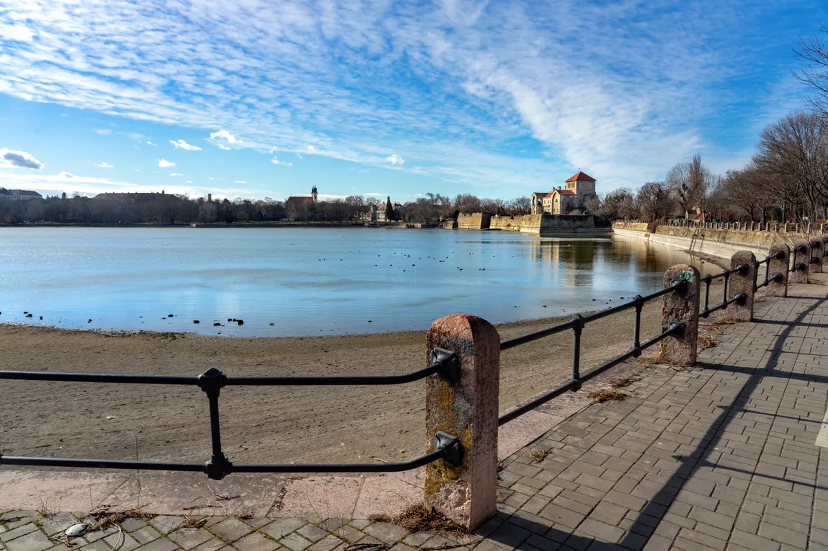 Téli túra: a tatai Öreg-tó látványa télen.