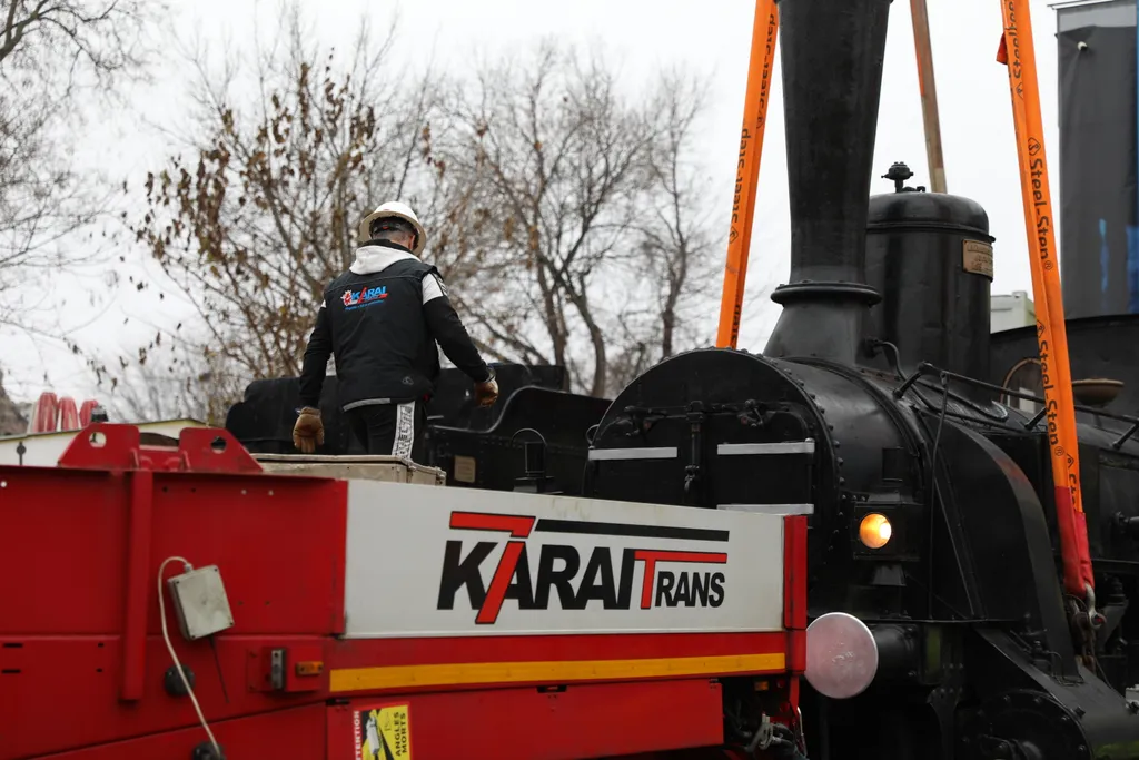 gőzmozdonyt emelnek be a Fővárosi Nagycirkusz elé