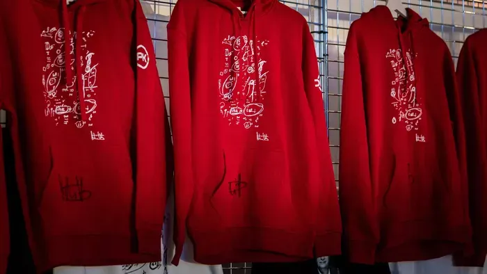 Háborúellenes Gyűlés: megérkeztek a dedikált Orbán-pulcsik