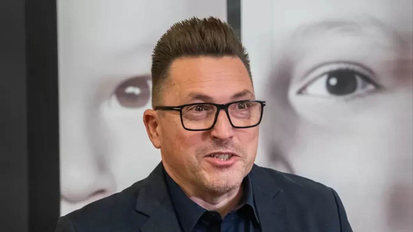 Kovács Ákos az AI generált zenékről: „Ha létezik ilyesmi, az riasztó”