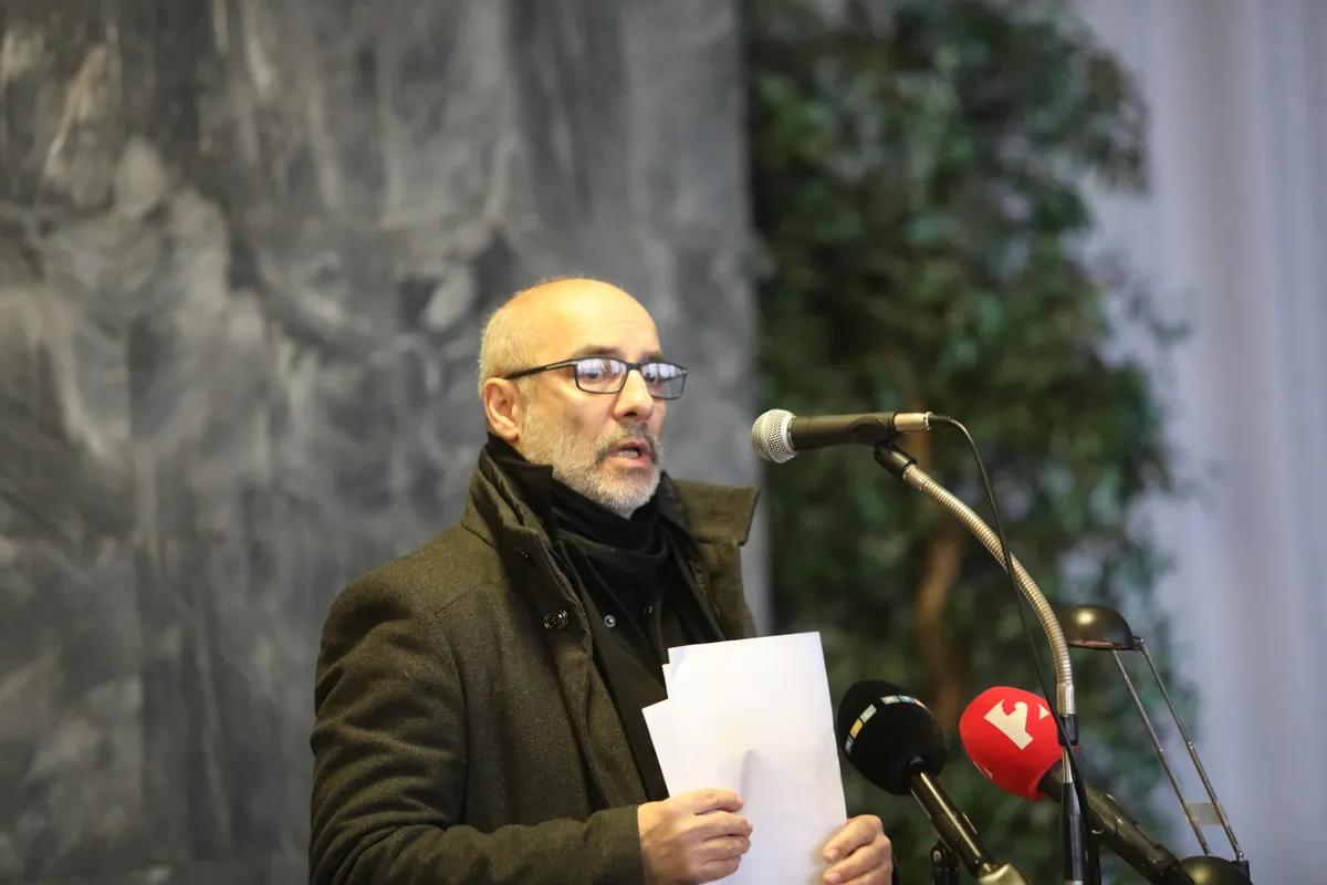 Rudolf Péter beszédet mond Kálloy Molnár Péter temetésén.