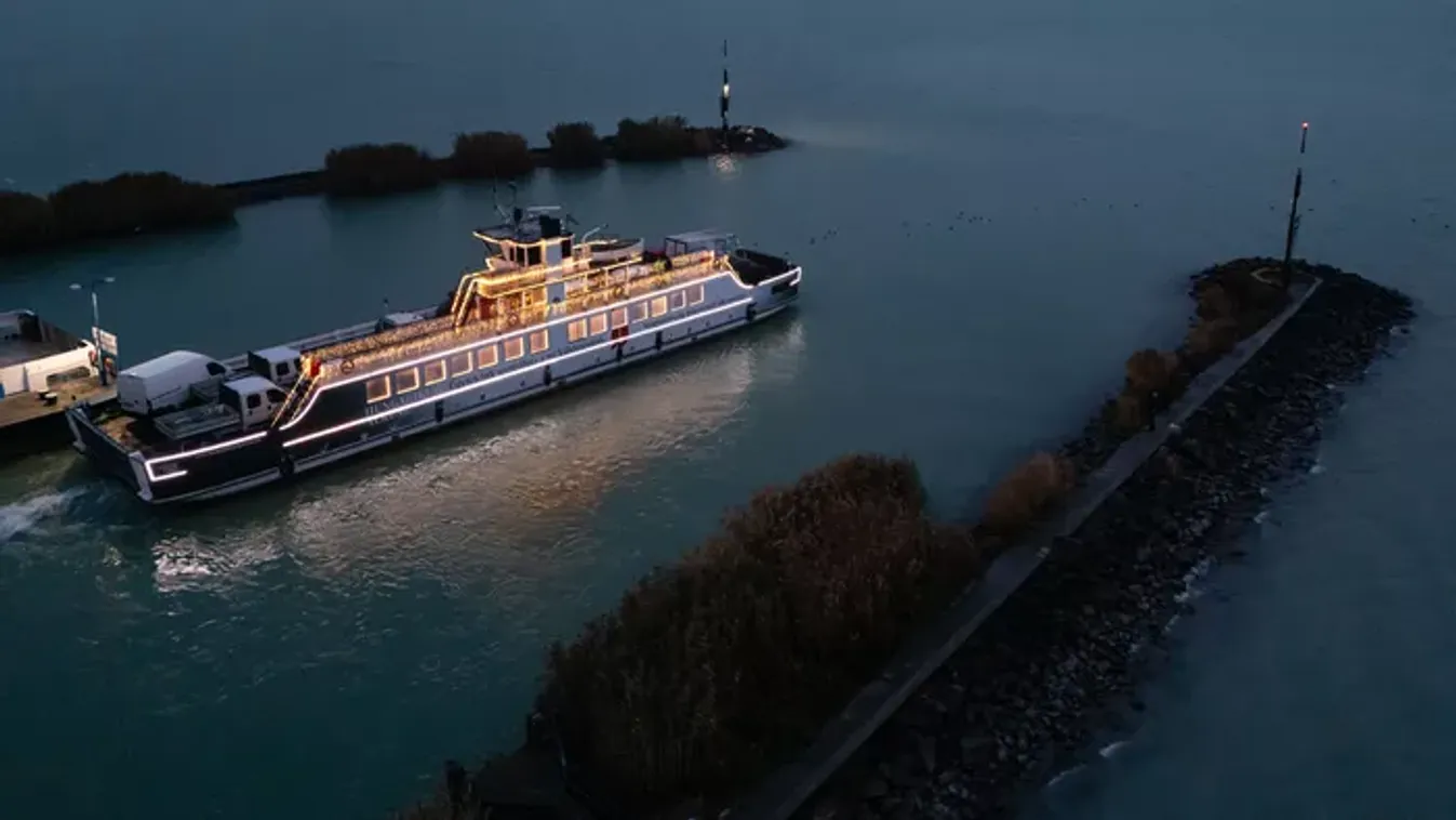 Lélegzetelállító látvány: ünnepi fényekben úszó komp szeli a habokat a Balatonon