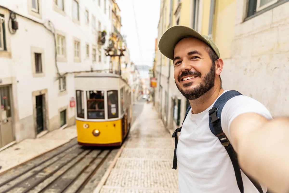 fiataleber szelfizik egy lisszaboni villamossal.