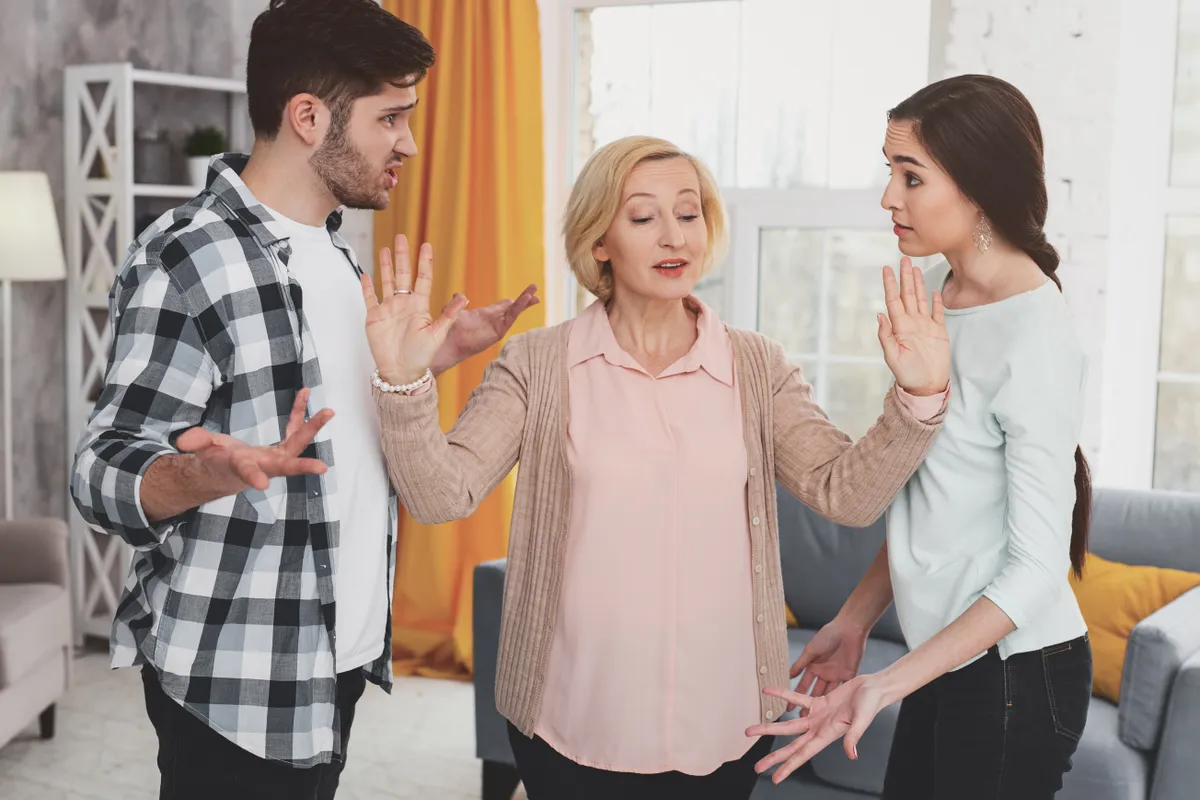 A horoszkóp alapján egy egymással nem kompatibilis veszekedő testvérpár, közöttük az őket békíteni próbáló édesanyjukkal