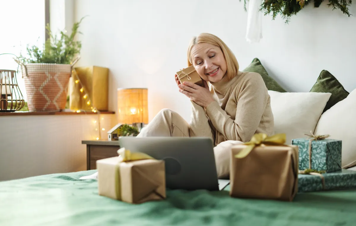Személyiségtesztben szereplő kép egy ajándékot bontogató nőről