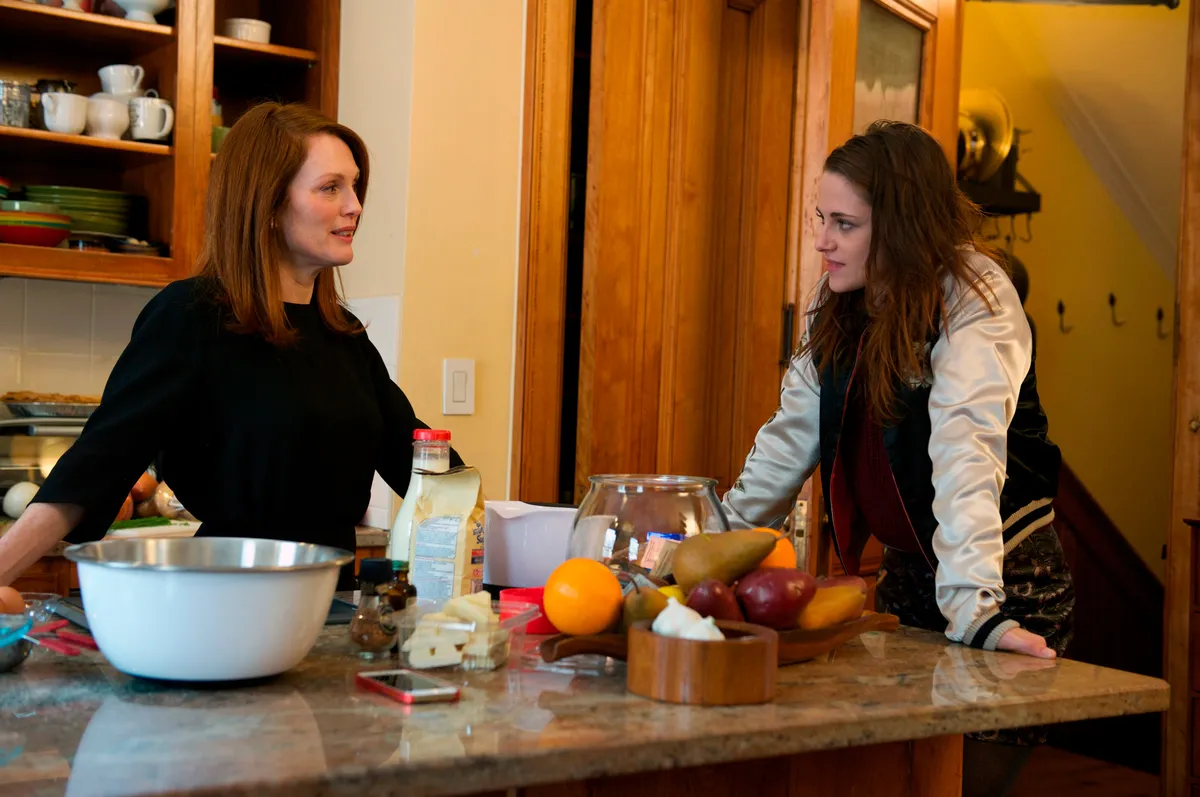 Julianne Moore és Kristen Stewart a Megmaradt Alice-nek egy jelenetében.