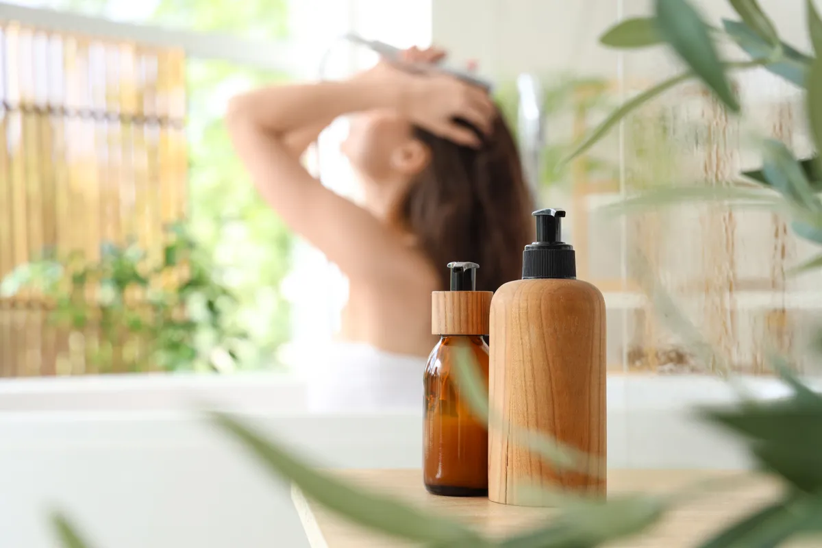 Egy nő épp japán hajmosási technikának megfelelően masszírozza a haját.