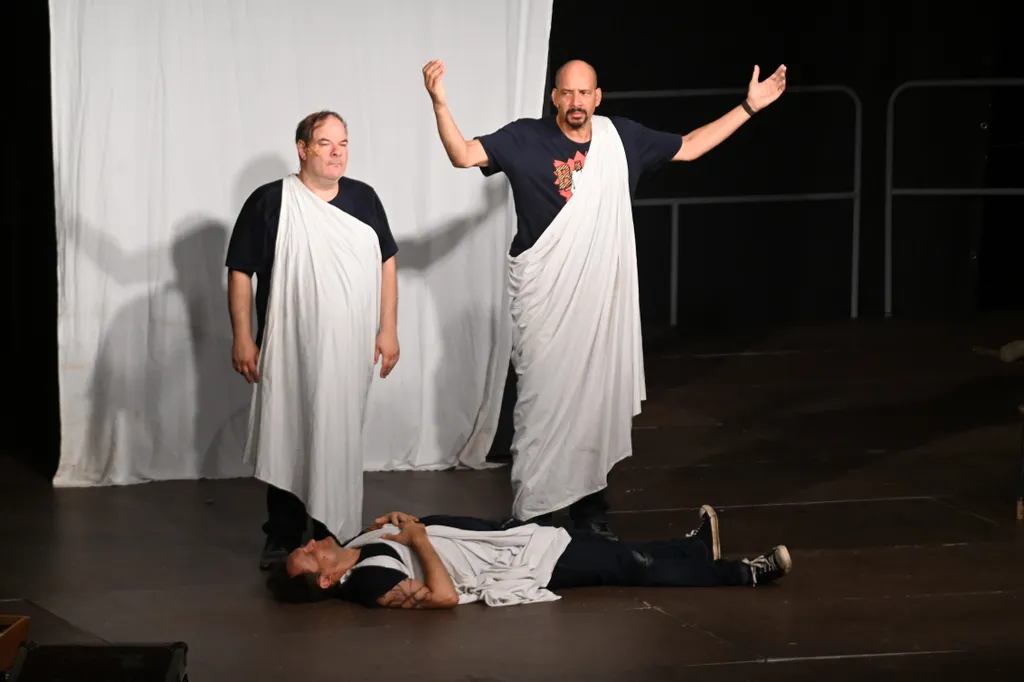 20230729 Nyíregyháza

A Mandala Nyár egyik sikerprodukciója volt a S.Ö.R. (Shakespeare Összes Rövidítve): a Sóstói Múzeumfaluban. Kálloy Molnár Péter, Gáspár András és Kálid Artúr alaposan megnevettette a teltházas közönséget.

Fotó: Sipeki Péter SP Kelet