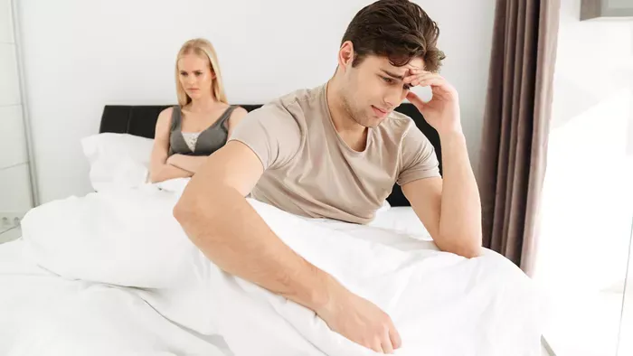 Retteg a férfi, hogy a barátnője valójában egy megszállott