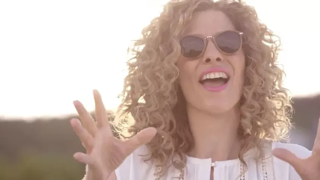 Könnyfakasztó fotó: rejtélyes gyászoló járt Fábián Juli emlékhelyénél