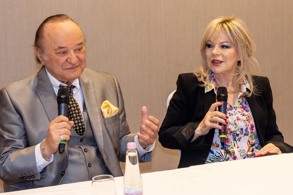 Korda György és Balázs Klári sajtótájékoztatójára kaptunk meghívást. Bejelentés lesz a jövő évi utolsó showjukról. Napi anyagok fognak készülni az eseményről. Szikora Róbert és Király Viktor lesz a sztárvendég, velük is beszélgetünk.