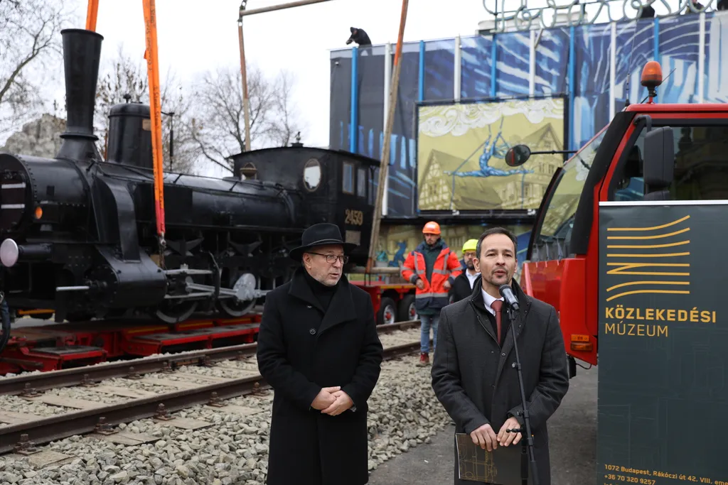 gőzmozdonyt emelnek be a Fővárosi Nagycirkusz elé