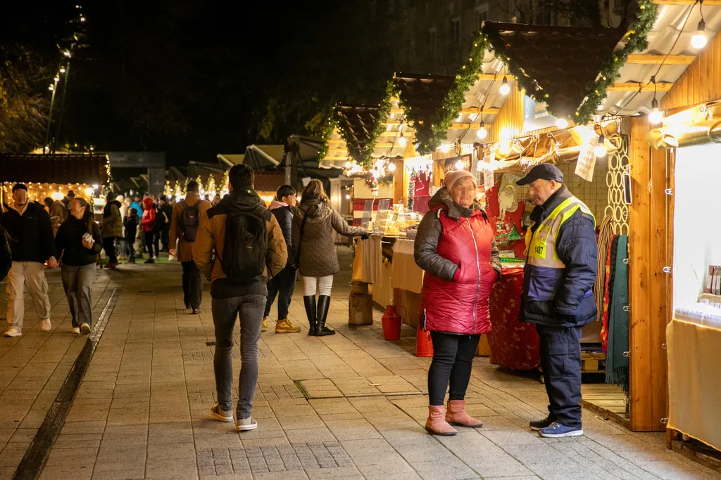 20251128 Debrecen 
Advent 
Megnyitotta kapuit az adventi vásár a Kossuth téren. 

Fotó: Batta Gergő  BG 
Hajdú Bihari Napló  HBN 