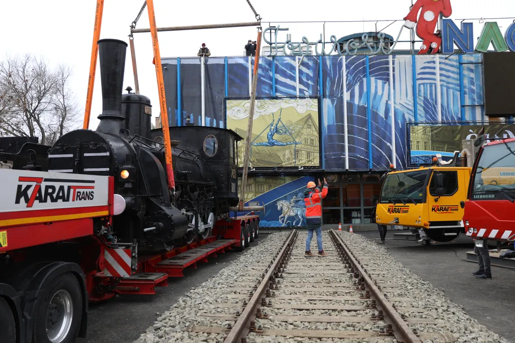 gőzmozdonyt emelnek be a Fővárosi Nagycirkusz elé