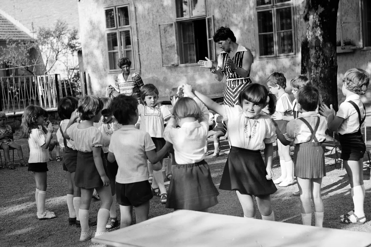 Gyerekek, aki nem is sejtik, hogy gyerekdalok szexuális utalásokkal vannak teli.