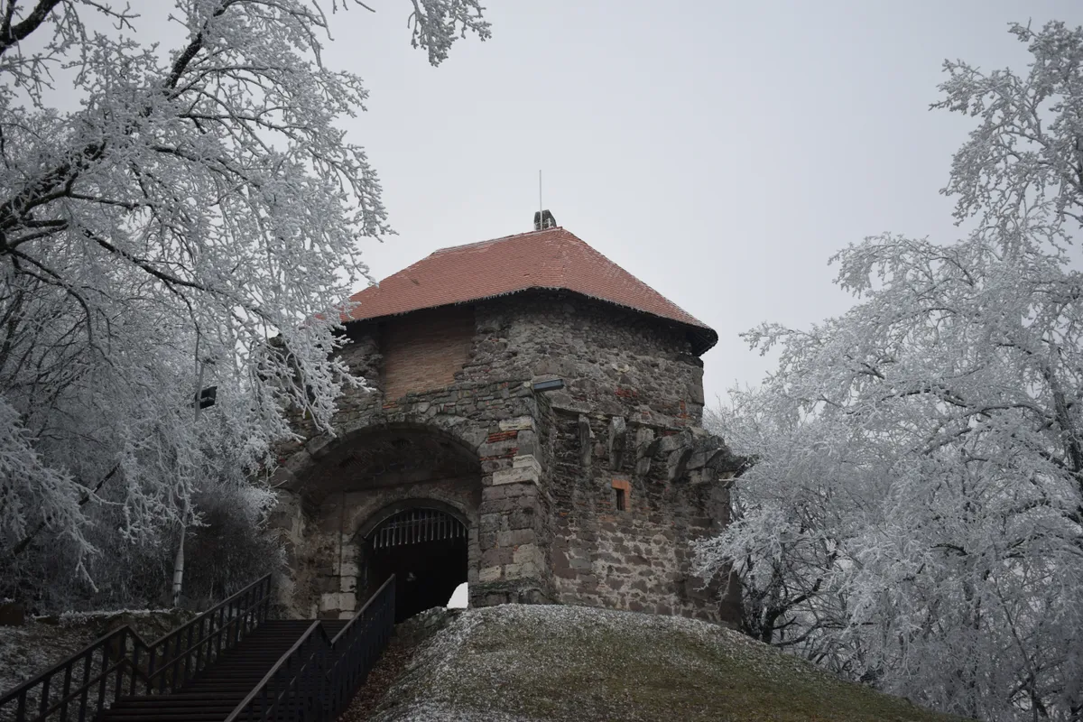 A visegrádi fellegvár télen: ideális a téli programok közé 