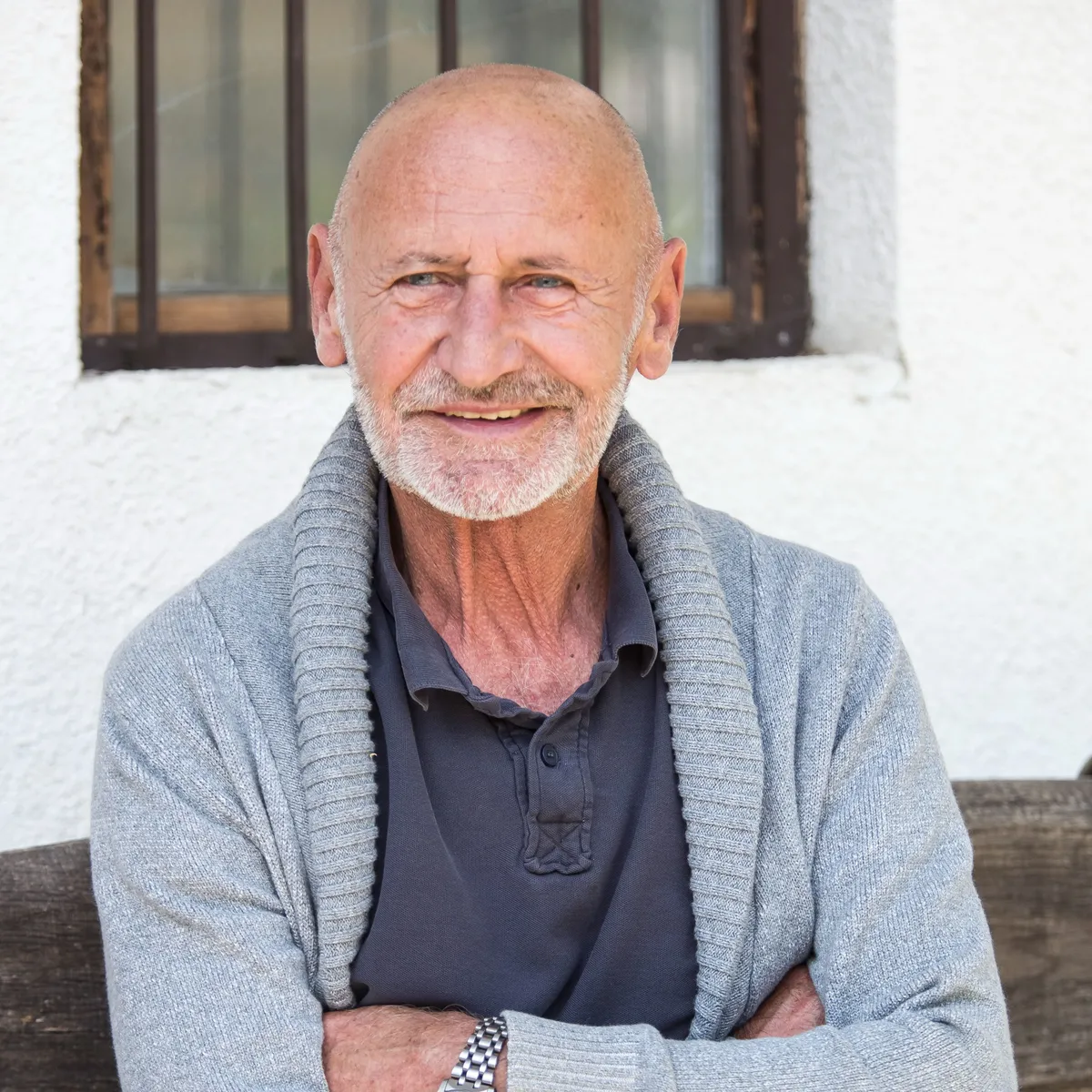 Reviczky Gábor boldogan mosolyog, miközben visszaemlékszik gyermekkora karácsonyaira.