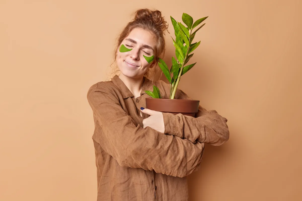 Egy nő aki a feng shui szerint választott növényeket, így a szerelemet is bevonzotta az életébe.