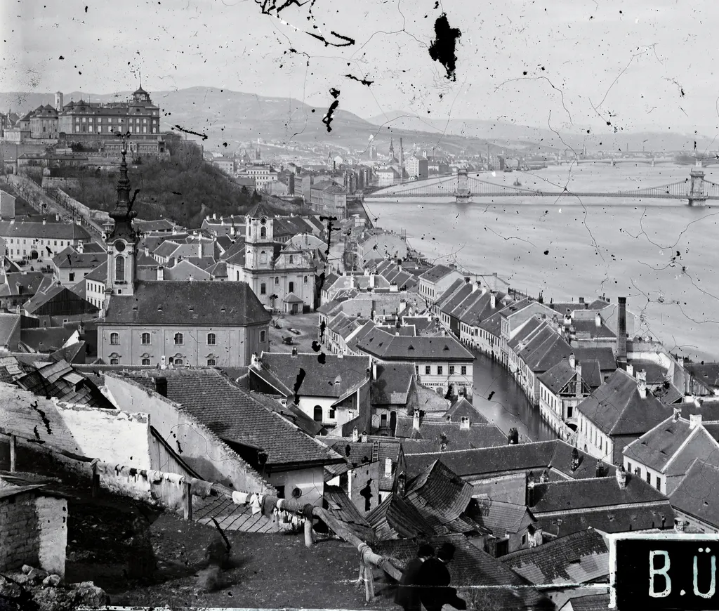 A Tabán 1876-ban, a dunai árvíz idején: kilátás a Gellérthegyről a Királyi Palota és a Lánchíd felé. Előtérben a Szent Demeter szerb templom és az Alexandriai Szent Katalin-templom. 

Fortepan/Ladinek Viktor