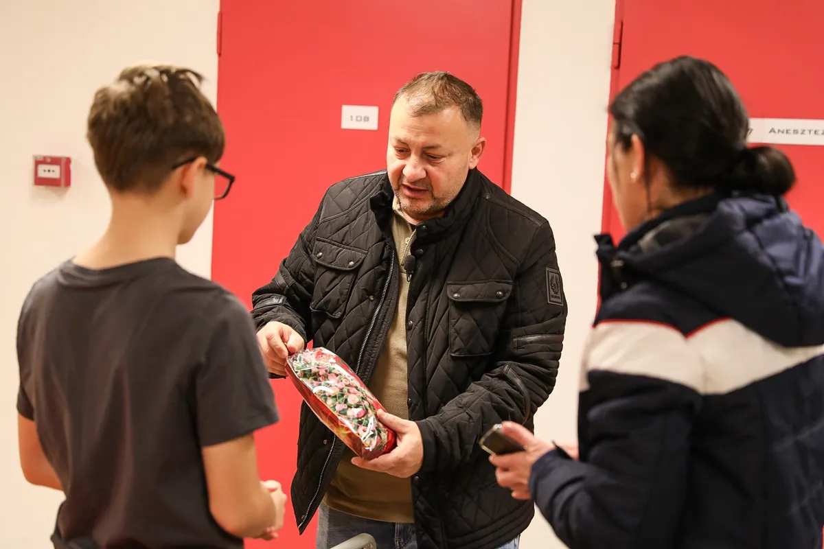 Gáspár Zsolti ezernyi mikuláscsomagot visz a Heim Pál beteg gyerekeinek.