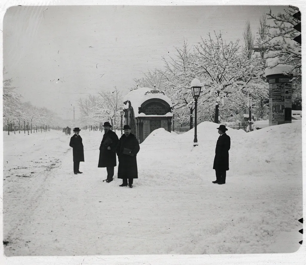 1907. Andrássy út, a Millenniumi Földalatti Vasút Bajza utcai állomásánál, távolban a Millenniumi emlékmű sziluettje a későbbi Hősök terén.