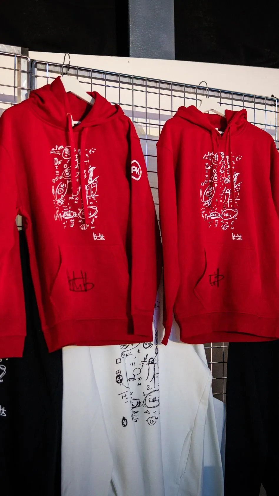 Óriási sláger volt a kecskeméti Háborúellenes Gyűlésen is Orbán Viktor firkás pólója