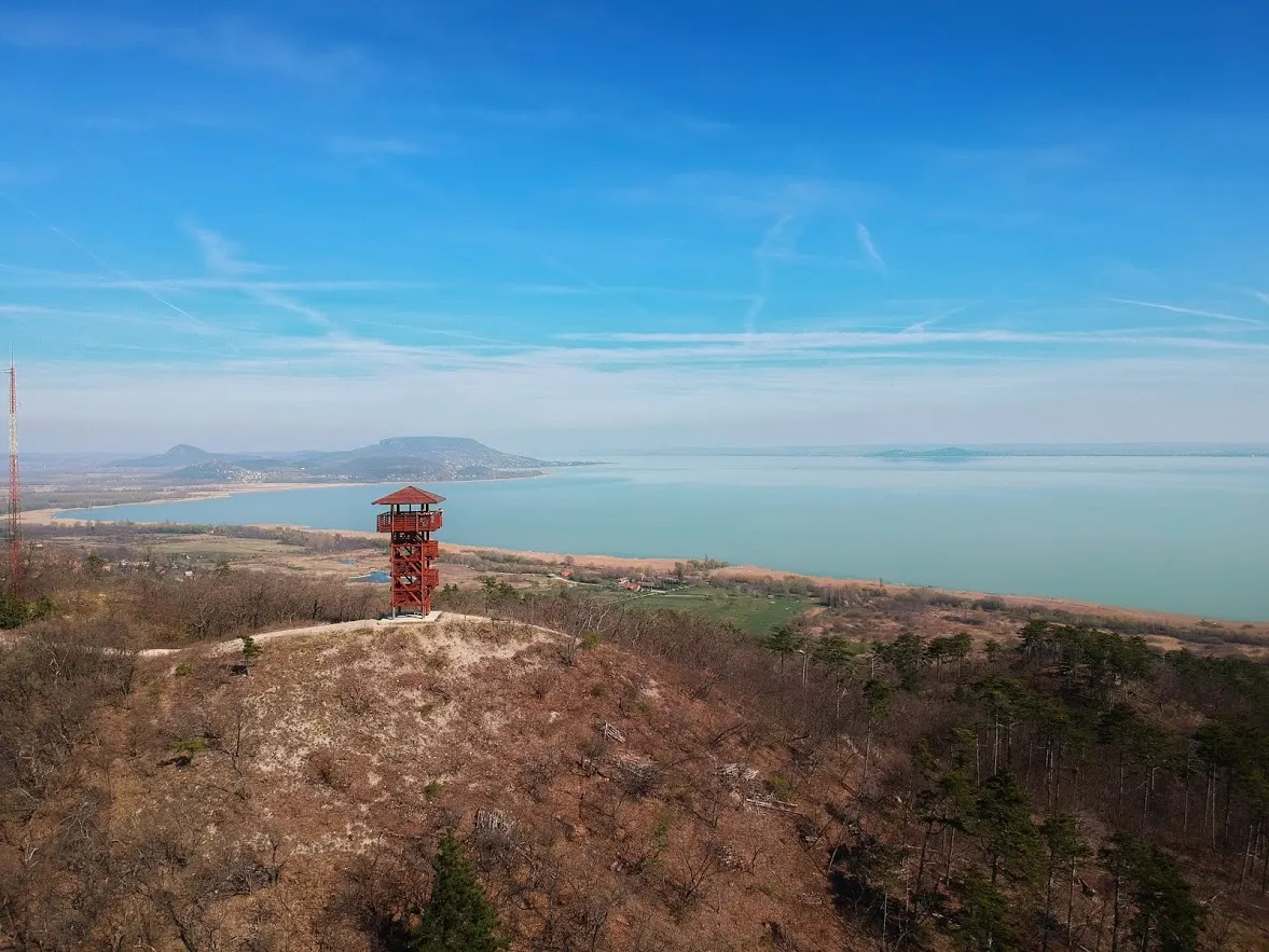 A balatongyöröki Batsányi-kilátó háttérben a Balatonnal.