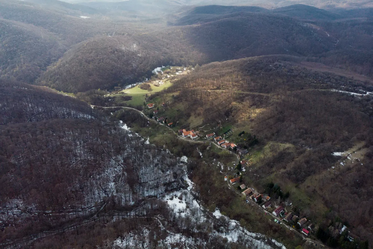 A Zengő egyik legismertebb települése, a dombok között húzódó Püspökszentlászló.