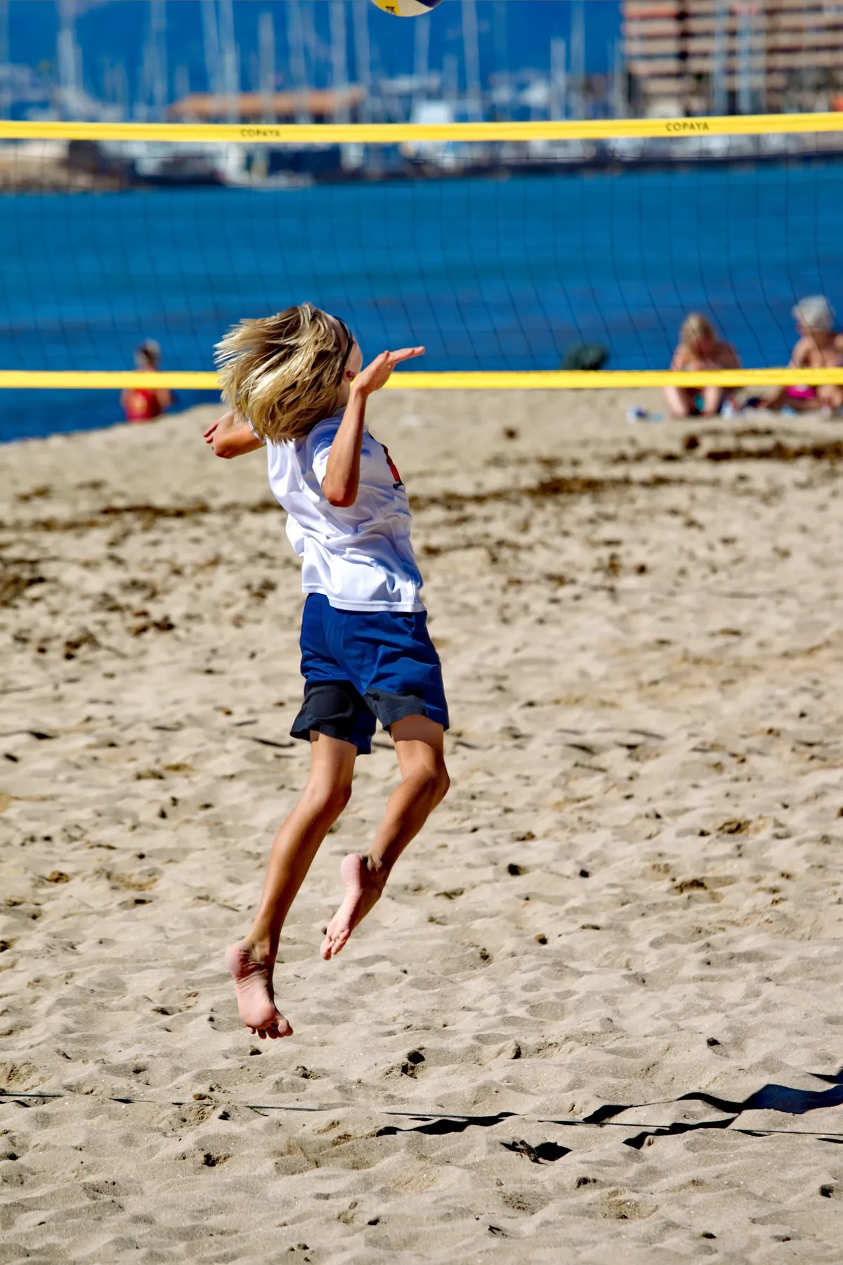 röplabdázó fiú Mallorca strandján.