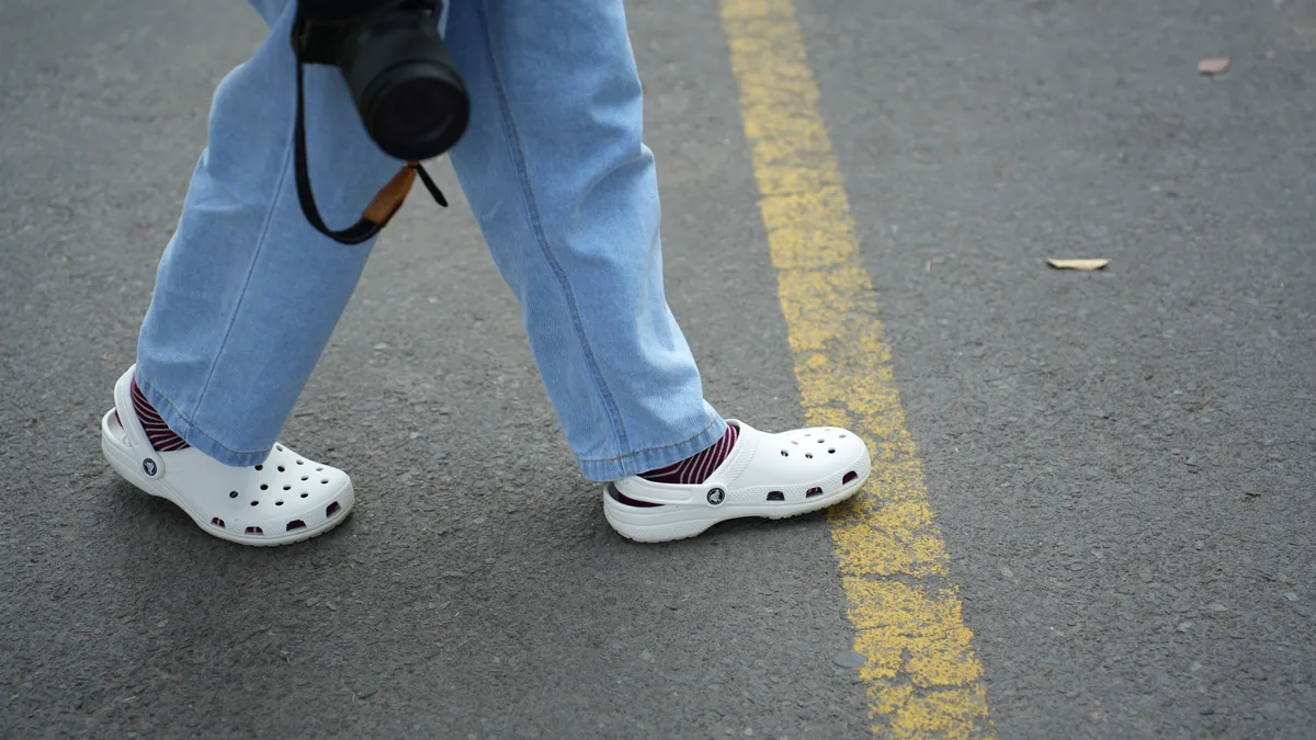 Lyukacsos gumipapucs, menthetetlen öltözködési baki.