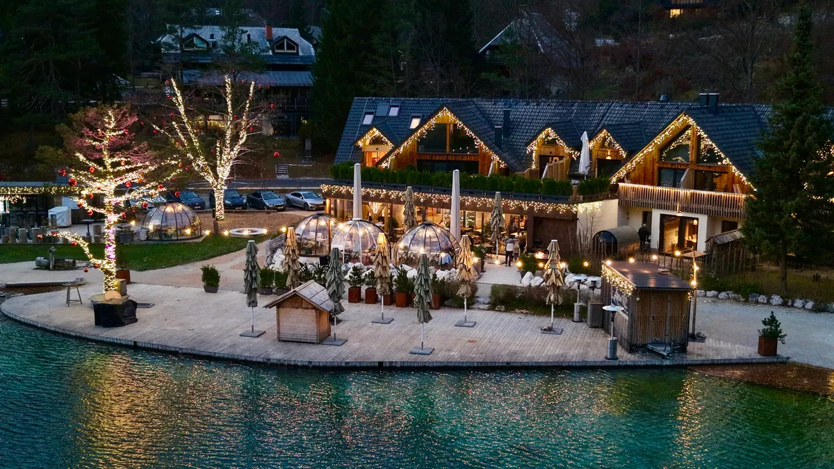 Szlovénia látnivalói közül a csodálatos Jasna Natur Resort épülete.