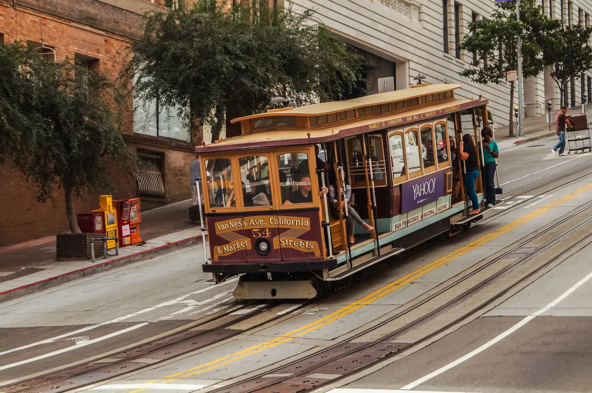 A San Francisco-i kézi működtetésű kábelvasút egy lejtős utcán halad.