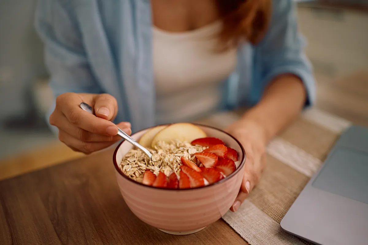 Rostokkal és gyümölcsökkel teli tál, ami tökéletes választás a mindful eatinghez.