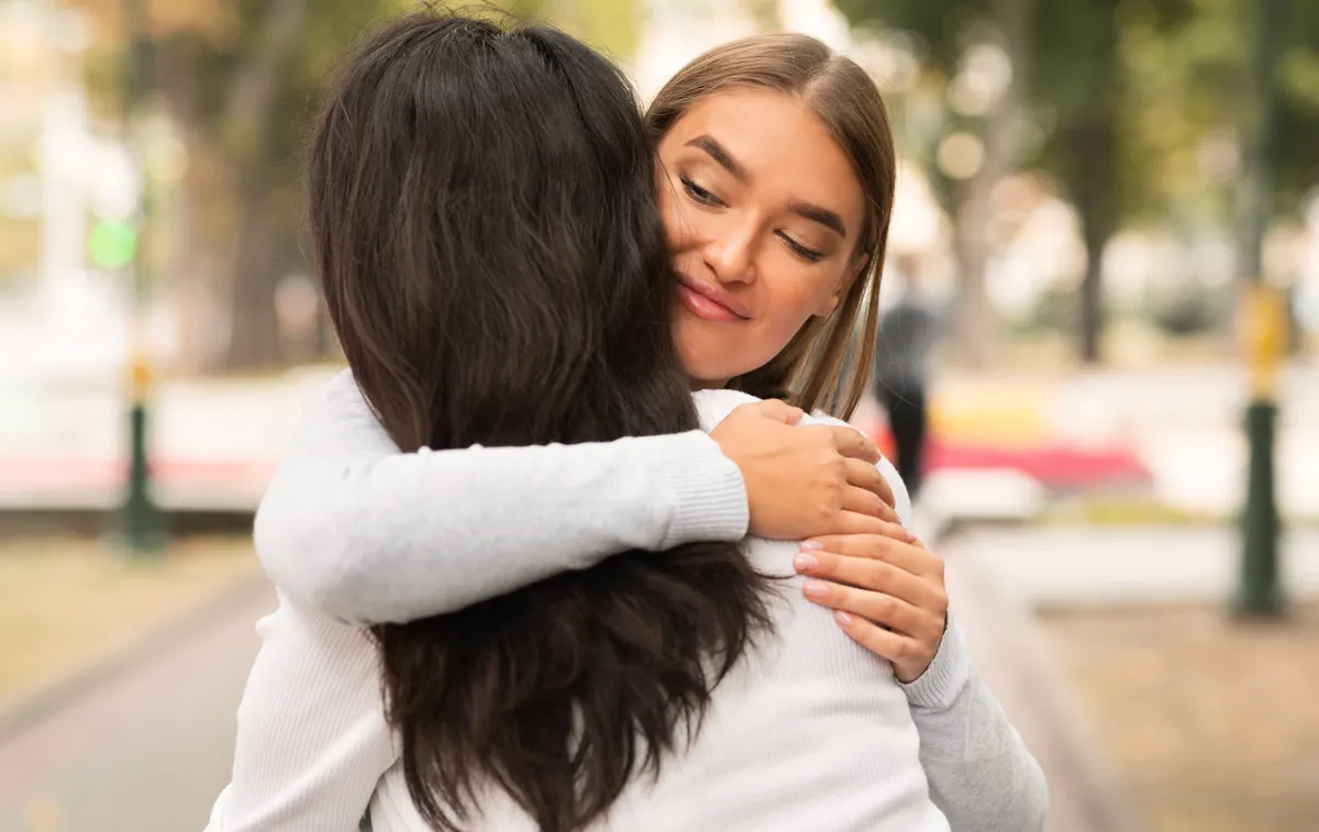 Ölelkező barátnők a horoszkóp szerint.