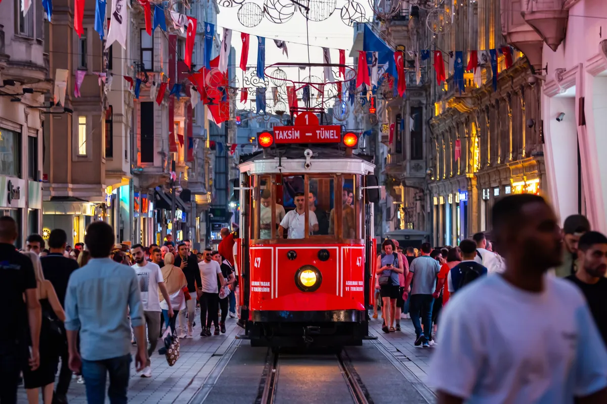 Az isztambuli nosztagia villamos az Istiklal sugárút tömegében. 