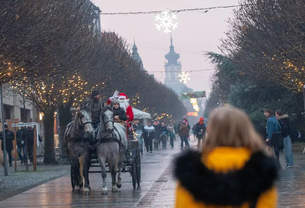 Keszthely ünnepi fényekbe öltözött sétálóutcáján lovaskocsin utazik a Mikulás