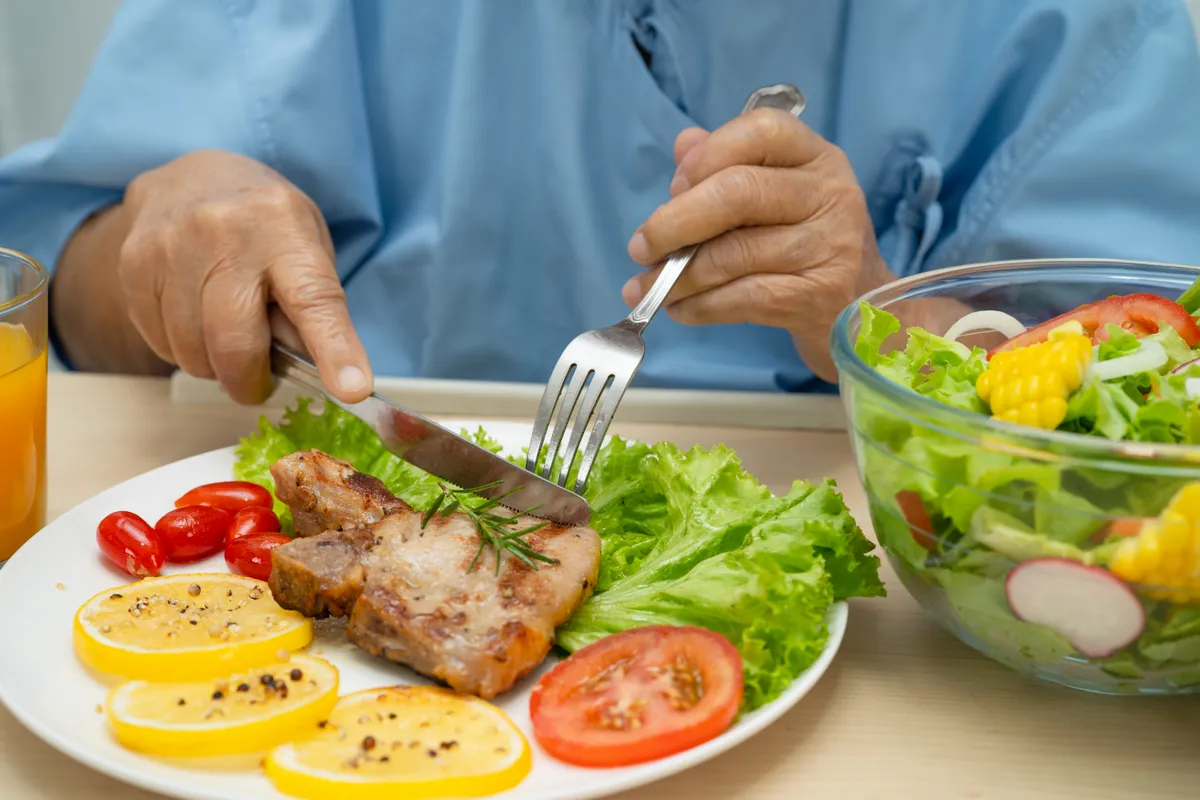 Kortizol-detoxnak megfelelő étel, hús és zöldségek.