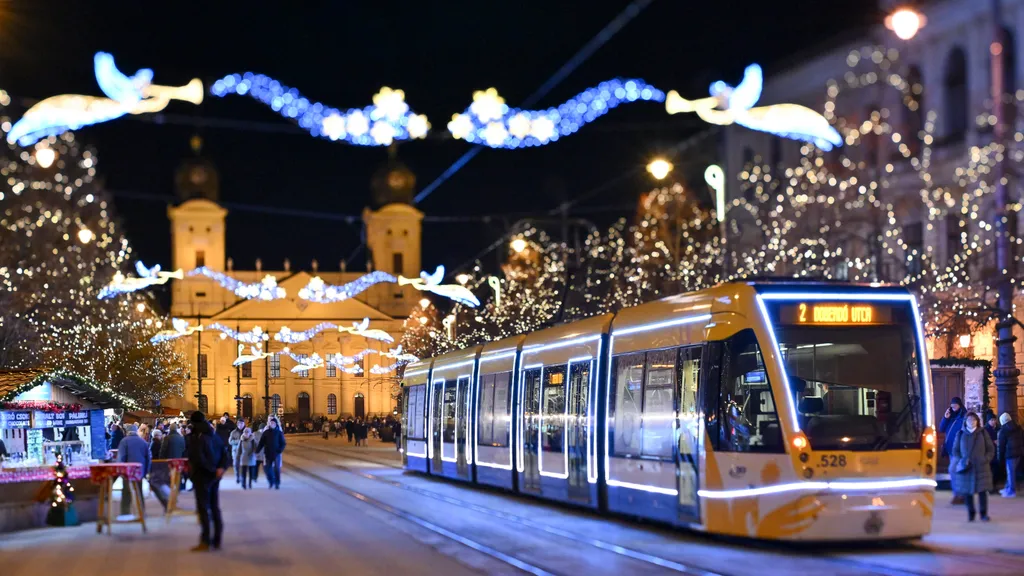 Debrecen, 2023. december 12.
Adventi fényvillamos közlekedik Debrecenben 2023. december 12-én.
MTI/Czeglédi Zsolt