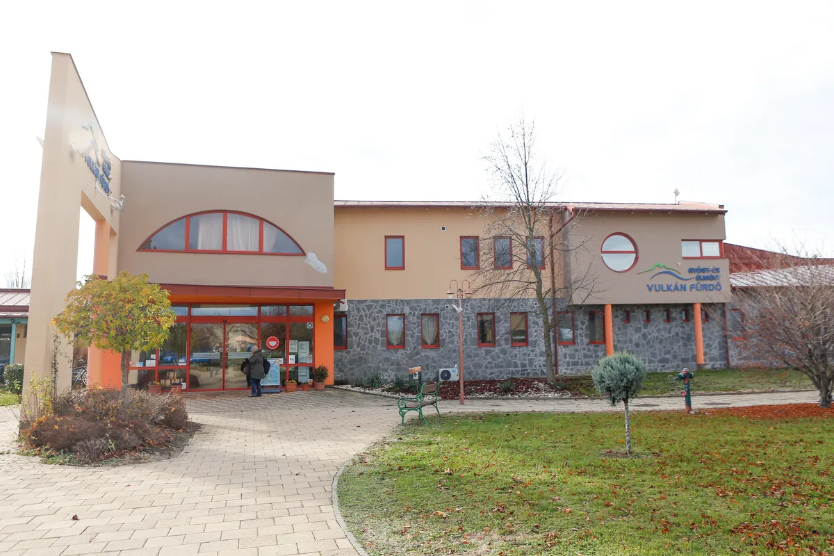 A celldömölki Vulkán Gyógy- és Élményfürdő épülete kívülről télen.