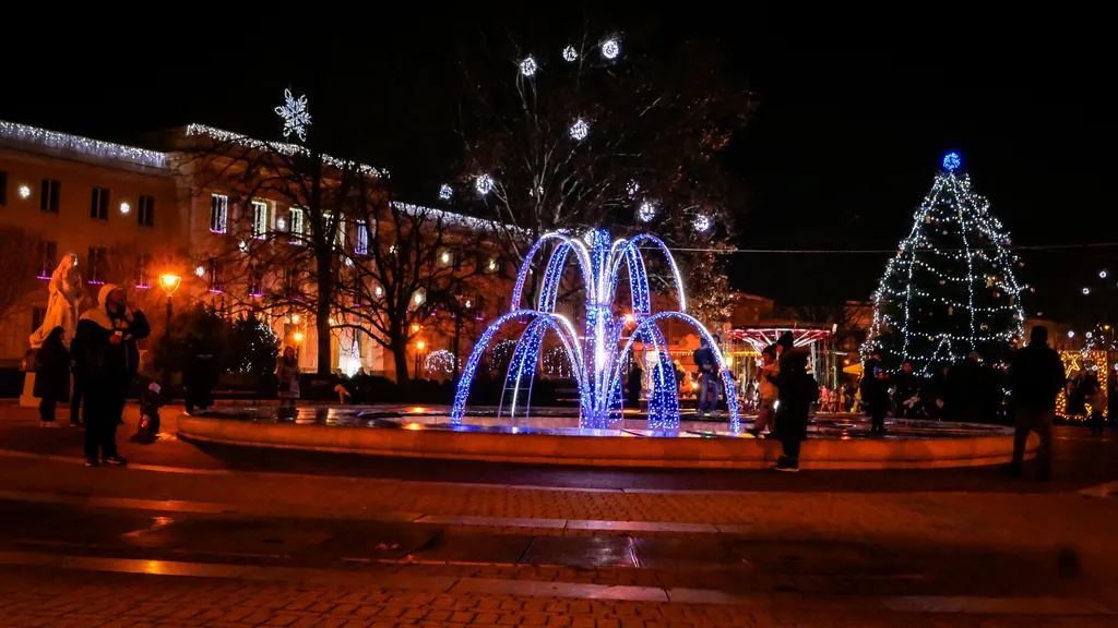02__LSZ4577
Vidéki karácsonyi fények
Nagykanizsa
20251206, Nagykanizsa, Nagykanizsán az Erzsébet téren merültünk el a szombati adventi forgatagban Hegyi Barnabás, a nagykanizsai Kóborló tulajdonosa is kitelepült Grácz Péter, a Grácz Pepper tulajdonosa csi