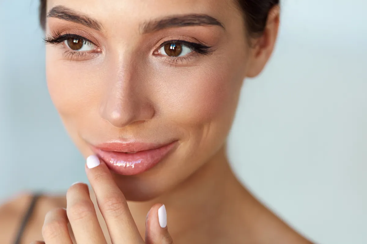 Gyönyörű, fiatal nő ápolt, telt ajkakkal.