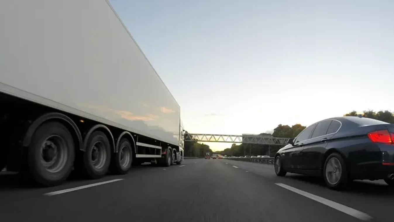 Rohantak a mentők, kamionnal ütközött egy autó: a tűzoltók vágták ki a roncsból a sofőrt