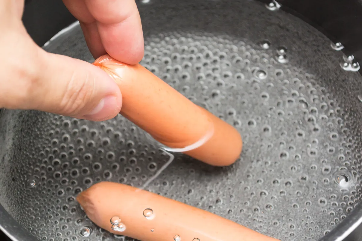 Roppanós virsli fő egy edényben.